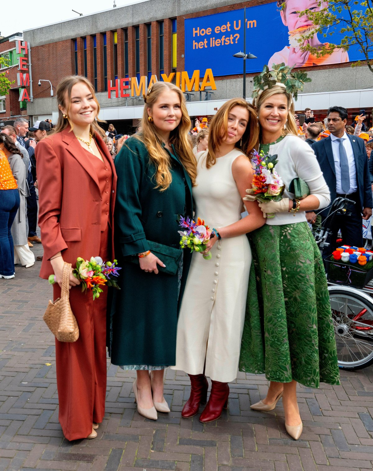 La Regina dei Paesi Bassi, con la Principessa di Orange, la Principessa Alexia e la Principessa Ariane, partecipa alle celebrazioni per il Giorno del Re a Emmen il 27 aprile 2024 (Albert Nieboer/DPA Picture Alliance/Alamy)