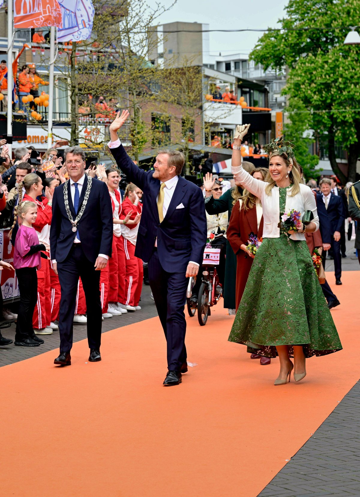 Il Re e la Regina dei Paesi Bassi partecipano alle celebrazioni per il Giorno del Re a Emmen il 27 aprile 2024 (Albert Nieboer/DPA Picture Alliance/Alamy)