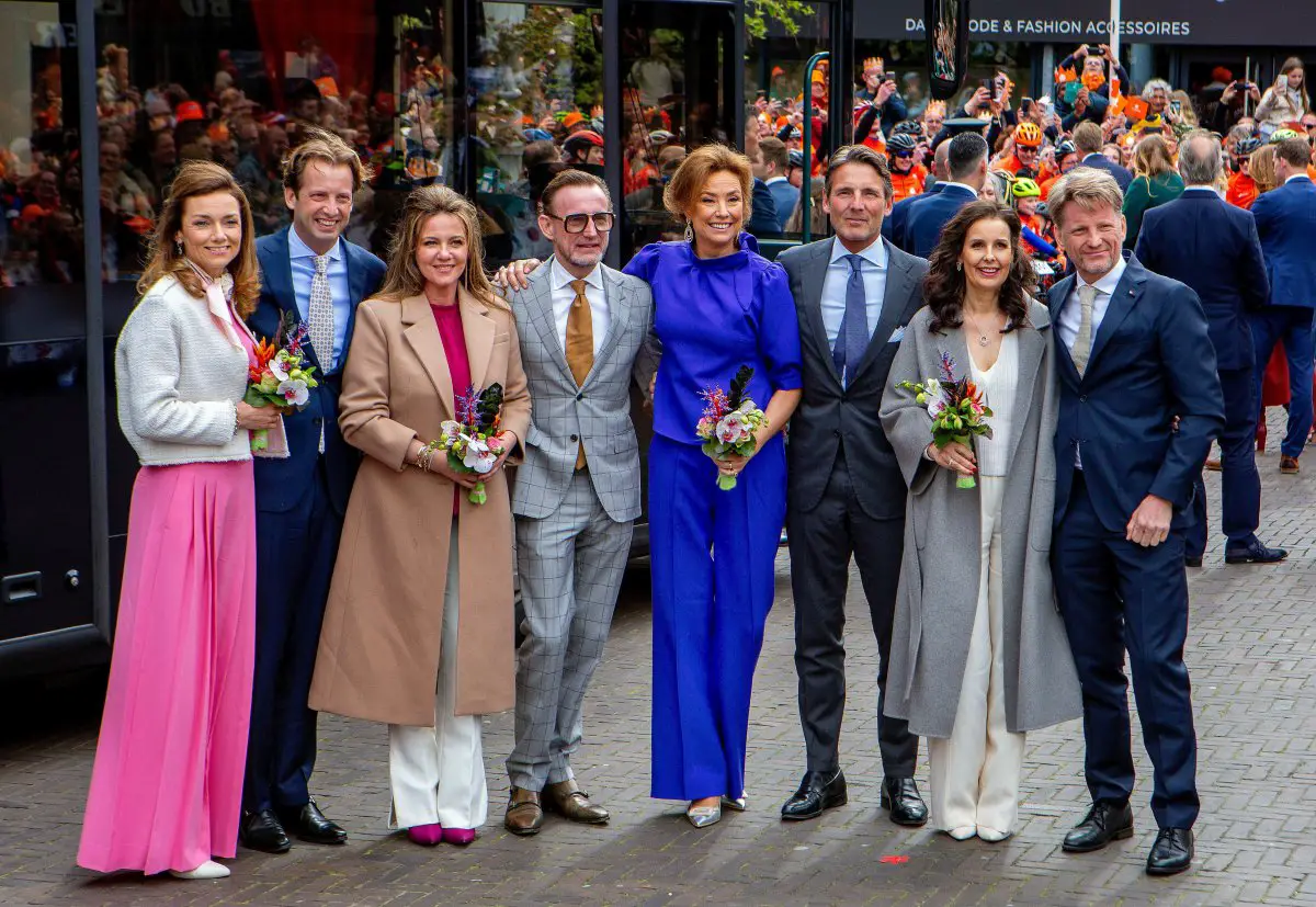 La Principessa Aimee, il Principe Floris, la Principessa Annette, il Principe Bernhard, la Principessa Marilene, il Principe Maurits, la Principessa Anita e il Principe Pieter-Christiaan di Orange-Nassau partecipano alle celebrazioni per il Giorno del Re a Emmen il 27 aprile 2024 (Albert Nieboer/DPA Picture Alliance/Alamy)