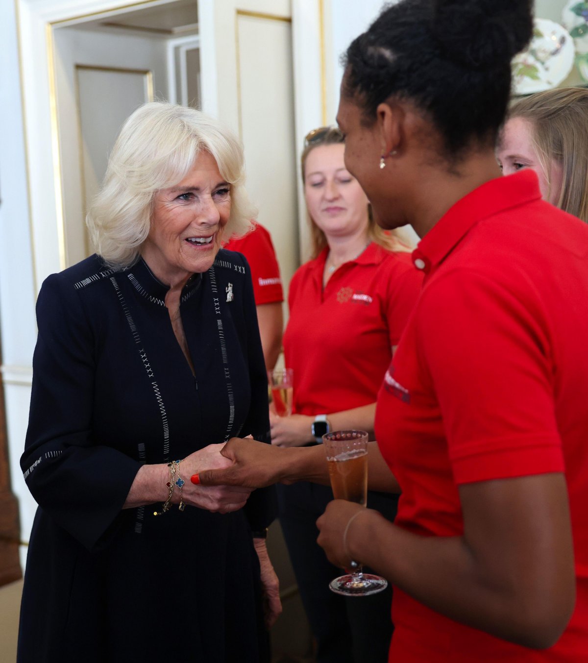 La regina Camilla del Regno Unito ospita una ricezione a Clarence House a Londra per il equipaggio della barca Maiden il 29 aprile 2024 (Chris Jackson/PA Images/Alamy)