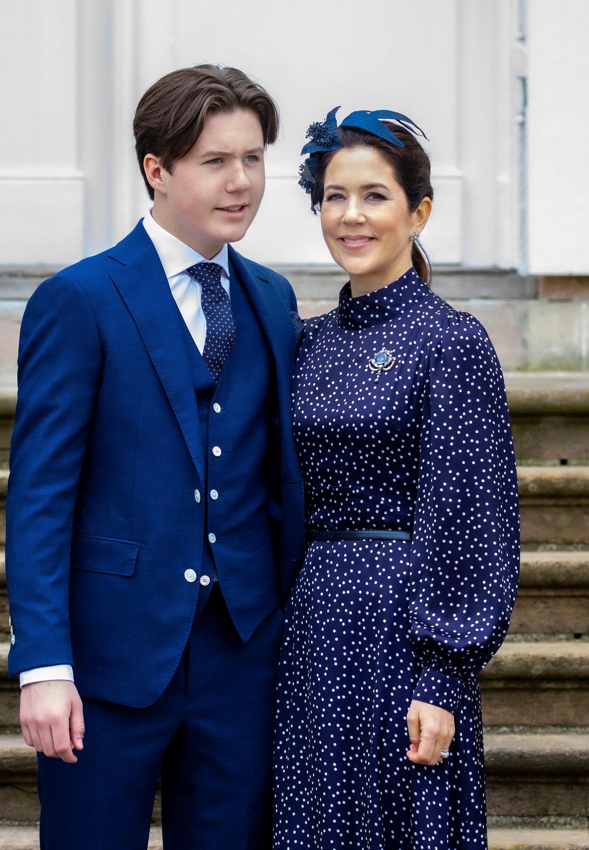 Il Principe Christian di Danimarca posa con sua madre, la Principessa Mary, dopo il suo servizio di conferma presso il Palazzo di Fredensborg il 15 maggio 2021 (Albert Nieboer/DPA Picture Alliance/Alamy)