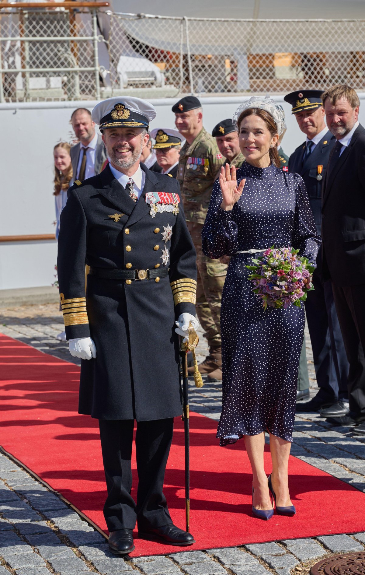 Il Re e la Regina di Danimarca arrivano a Helsingör durante il loro primo viaggio del suo regno a bordo dello Yacht Reale Dannebrog il 2 maggio 2024 (Stefan Lindblom/TT News Agency/Alamy)