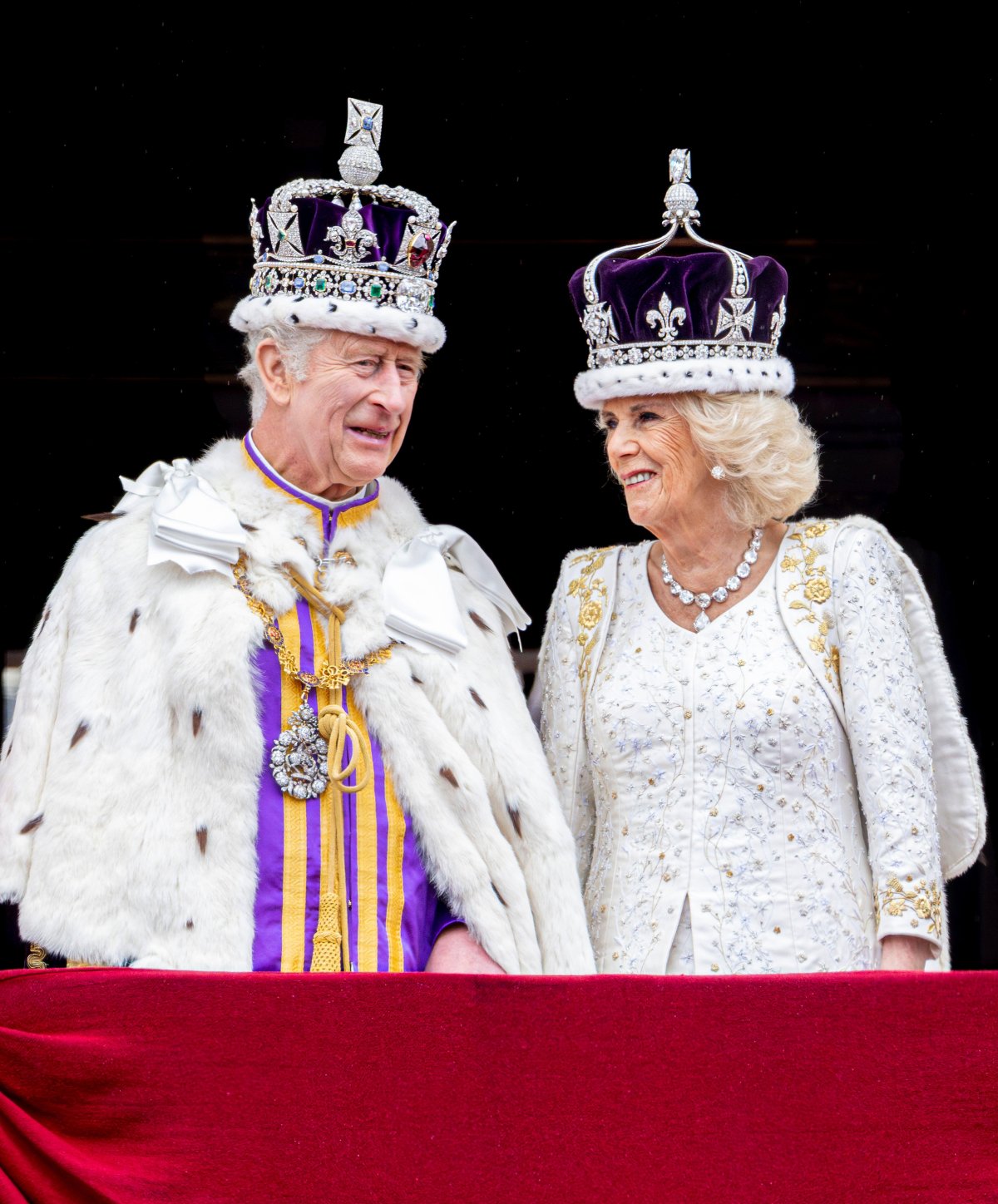 Re Carlo III e Regina Camilla del Regno Unito appaiono sul balcone di Buckingham Palace dopo la cerimonia di incoronazione il 6 maggio 2023 (Patrick van Katwijk/DPA Picture Alliance/Alamy)