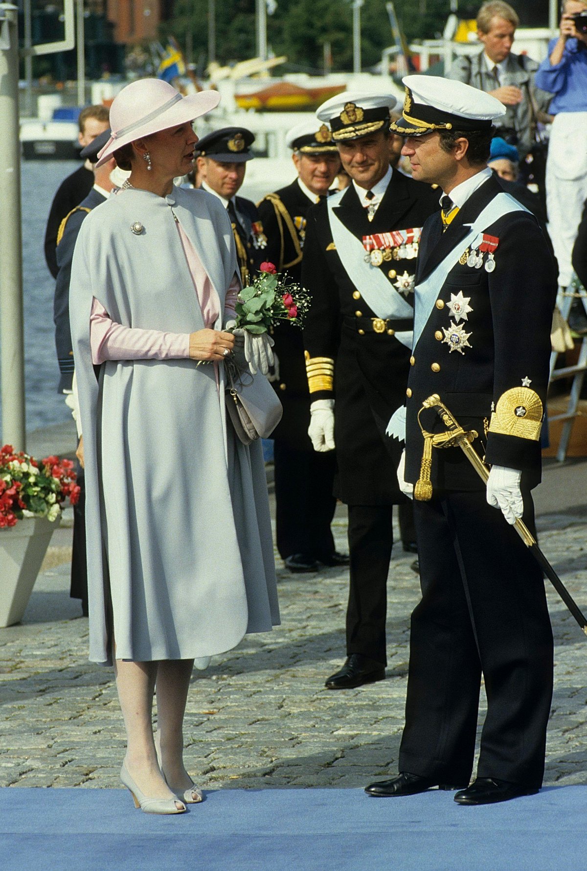 La regina Margrethe II di Danimarca viene accolta dal re Carl XVI Gustaf di Svezia durante la sua visita a Stoccolma nel 1985 (Classic Picture Library/Alamy)