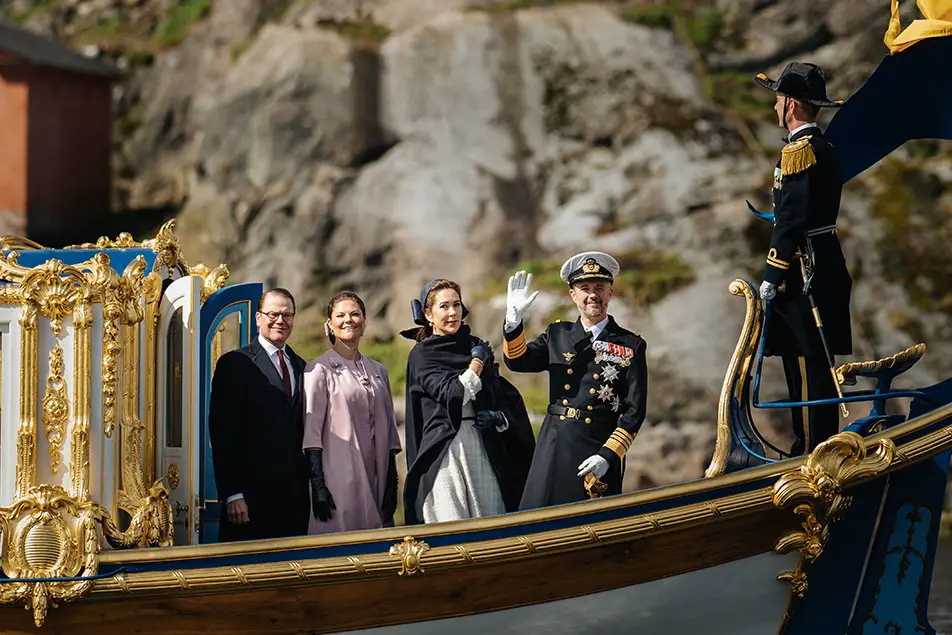 Il re e la regina di Danimarca, accompagnati dalla principessa ereditaria di Svezia e dal principe Daniel, arrivano al Palazzo Reale di Stoccolma il 6 maggio 2024 (Clément Morin/Kungl. Hovstaterna)