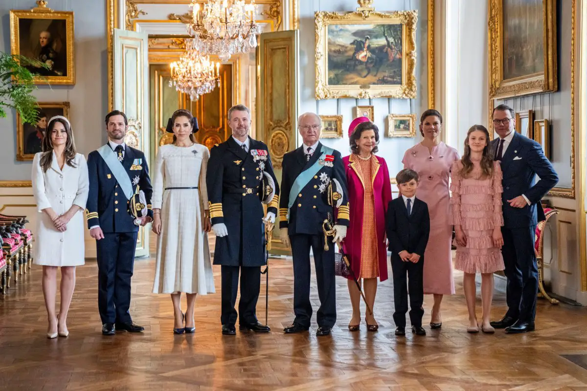 La principessa Sofia, il principe Carl Philip, la regina Mary, il re Frederik X, il re Carl XVI Gustaf, la regina Silvia, il principe Oscar, la principessa ereditaria Victoria, la principessa Estelle e il principe Daniel al Palazzo Reale di Stoccolma, il 6 maggio 2024 (Ida Marie Odgaard/Ritzau/Alamy)