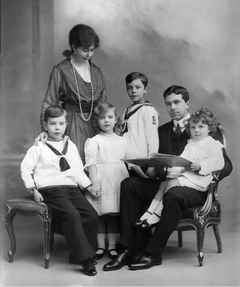 Il principe ereditario Gustaf Adolf e la principessa ereditiera Margareta di Svezia con il principe Gustaf Adolf, il principe Sigvard, la principessa Ingrid e il principe Bertil, ca. 1915 (Wikimedia Commons)