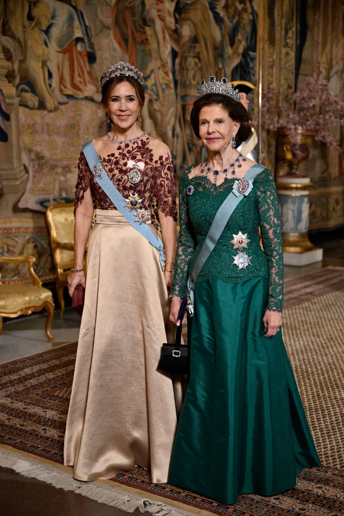 La Regina di Danimarca e la Regina di Svezia partecipano a un banchetto di stato al Palazzo Reale di Stoccolma il 6 maggio 2024 (Pontus Lundahl/TT News Agency/Alamy)