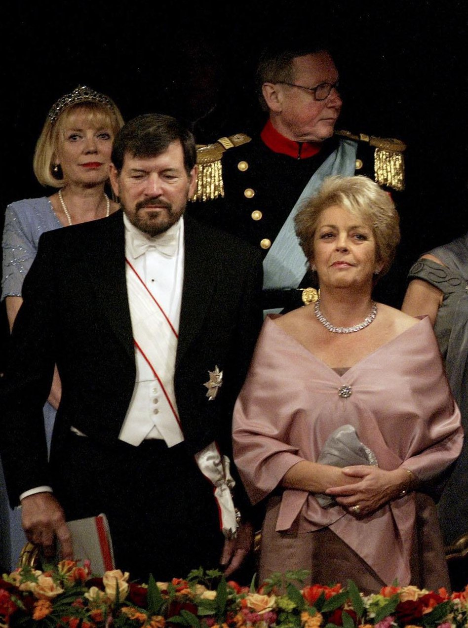 John e Susan Donaldson, con il Conte Christian e la Contessa Anne Dorte di Rosenborg seduti dietro, partecipano a un gala pre-matrimoniale presso il Teatro Reale di Copenaghen il 13 maggio 2004 (Polfoto/Ritzau/Alamy)