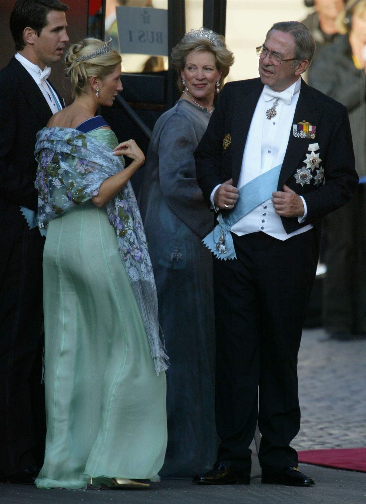 Il Re Costantino II e la Regina Anna Maria di Grecia, con il Principe Pavlos e la Principessa Marie-Chantal, partecipano a un gala pre-matrimoniale presso il Teatro Reale di Copenaghen il 13 maggio 2004 (Pascal Le Segretain/Getty Images)