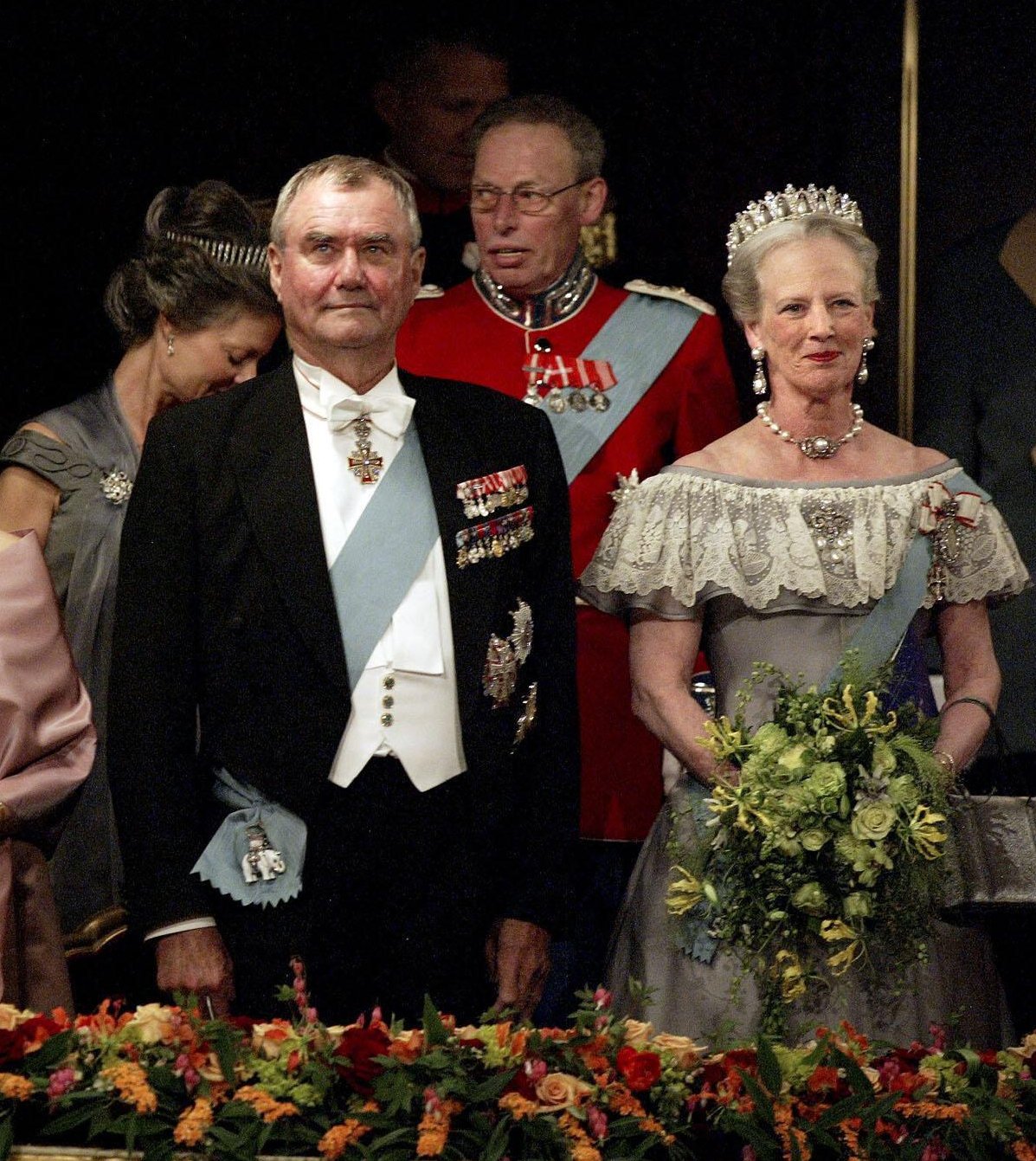 La Regina Margrethe II e il Principe Henrik di Danimarca, con il Conte Ingolf e la Contessa Sussie di Rosenborg seduti dietro, partecipano a un gala pre-matrimoniale presso il Teatro Reale di Copenaghen il 13 maggio 2004 (Polfoto/Ritzau/Alamy)