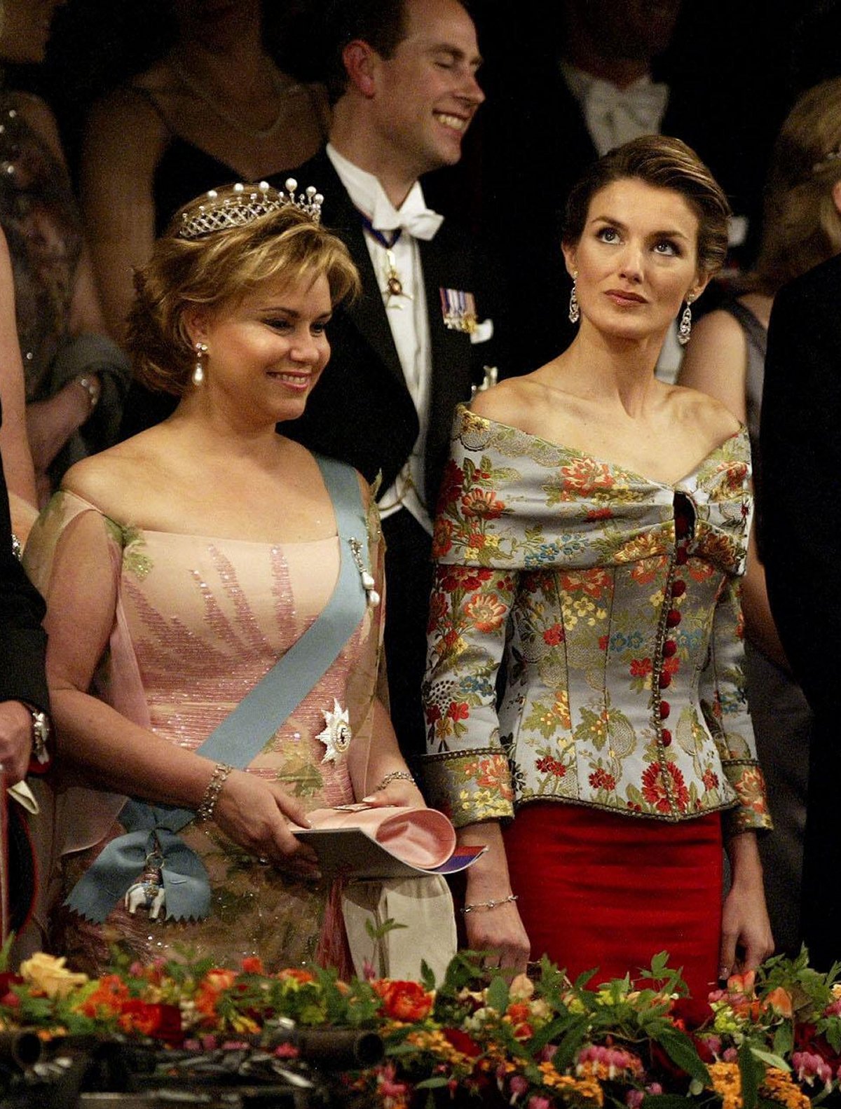 La Granduchessa di Lussemburgo e Letizia Rocasolano Ortiz partecipano a un gala pre-matrimoniale presso il Teatro Reale di Copenaghen il 13 maggio 2004 (Polfoto/Ritzau/Alamy)