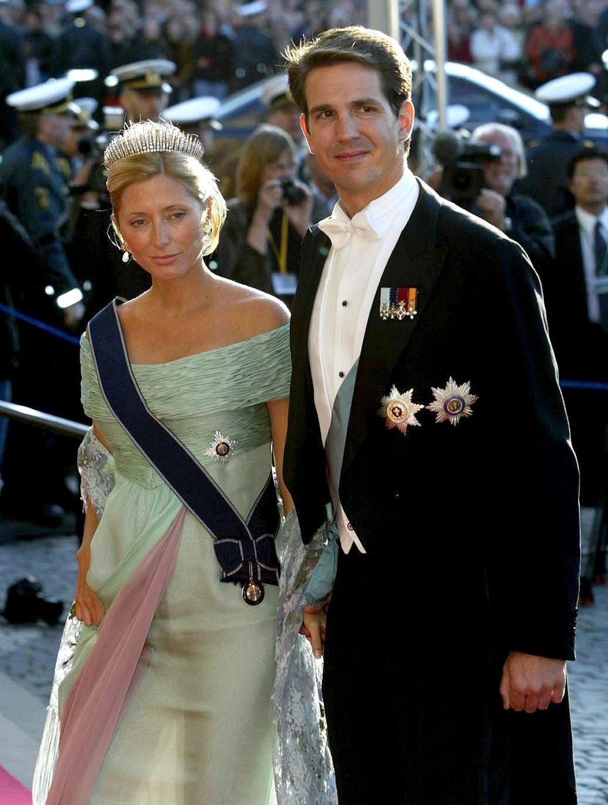 Il Principe Pavlos e la Principessa Marie-Chantal di Grecia partecipano a un gala pre-matrimoniale presso il Teatro Reale di Copenaghen il 13 maggio 2004 (DPA Picture Alliance Archive/Alamy)