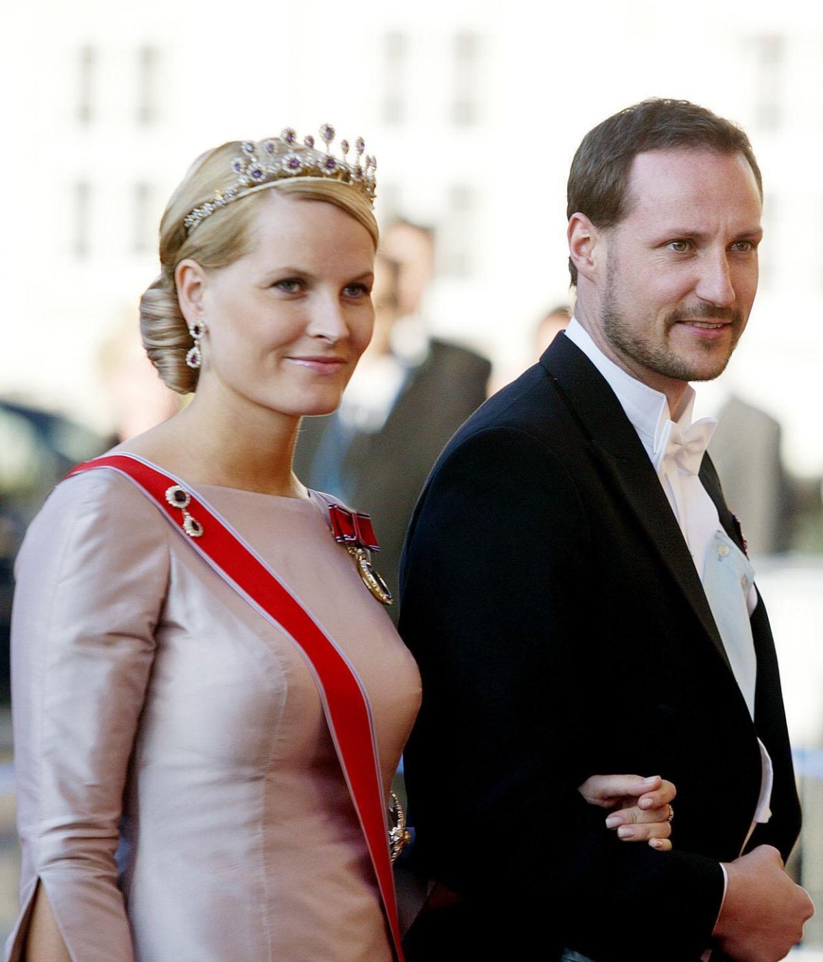 Il Principe e la Principessa Ereditari di Norvegia partecipano a un gala pre-matrimoniale presso il Teatro Reale di Copenaghen il 13 maggio 2004 (Polfoto/Ritzau/Alamy)