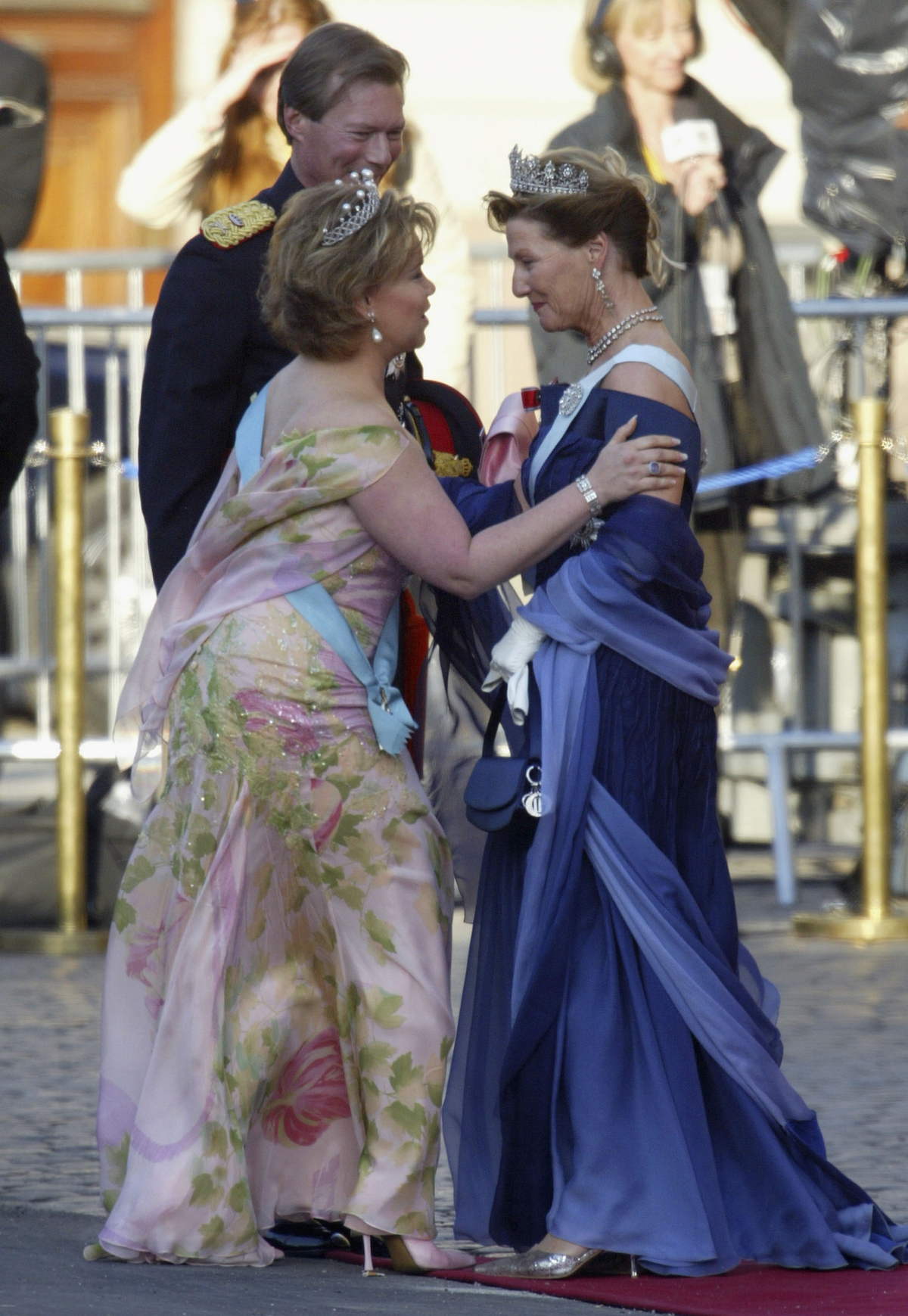 La Granduchessa di Lussemburgo e la Regina di Norvegia partecipano a un gala pre-matrimoniale presso il Teatro Reale di Copenaghen il 13 maggio 2004 (Sean Gallup/Getty Images)