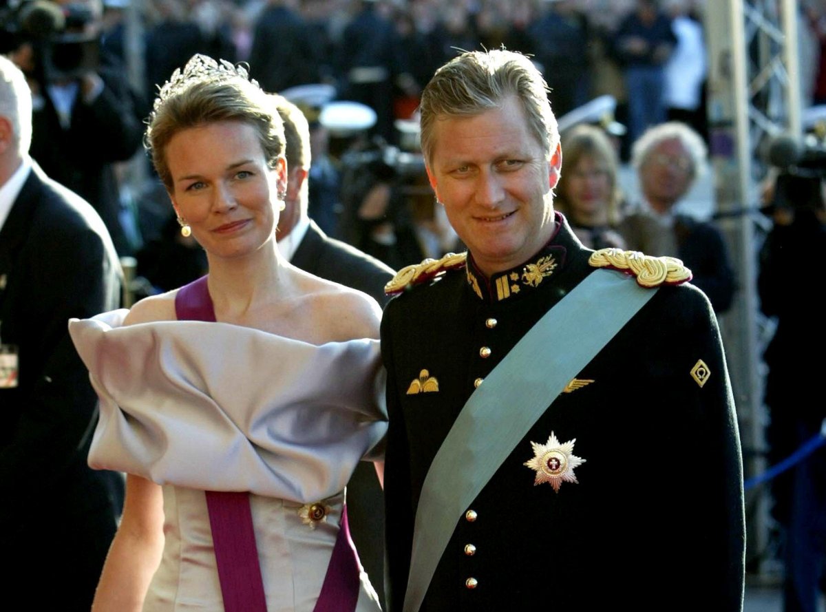 Il Duca e la Duchessa di Brabant partecipano a un gala pre-matrimoniale presso il Teatro Reale di Copenaghen il 13 maggio 2004 (DPA Picture Alliance Archive/Alamy)