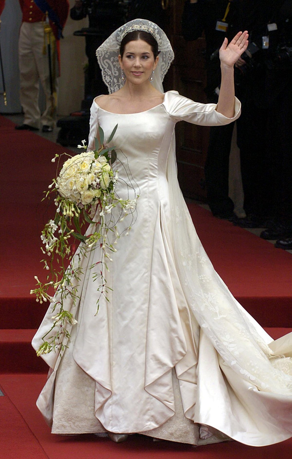 Mary Elizabeth Donaldson saluta la folla mentre arriva alla cattedrale di Copenaghen per il suo matrimonio con il Principe Frederik di Danimarca il 14 maggio 2004 (DPA Picture Alliance Archive/Alamy)