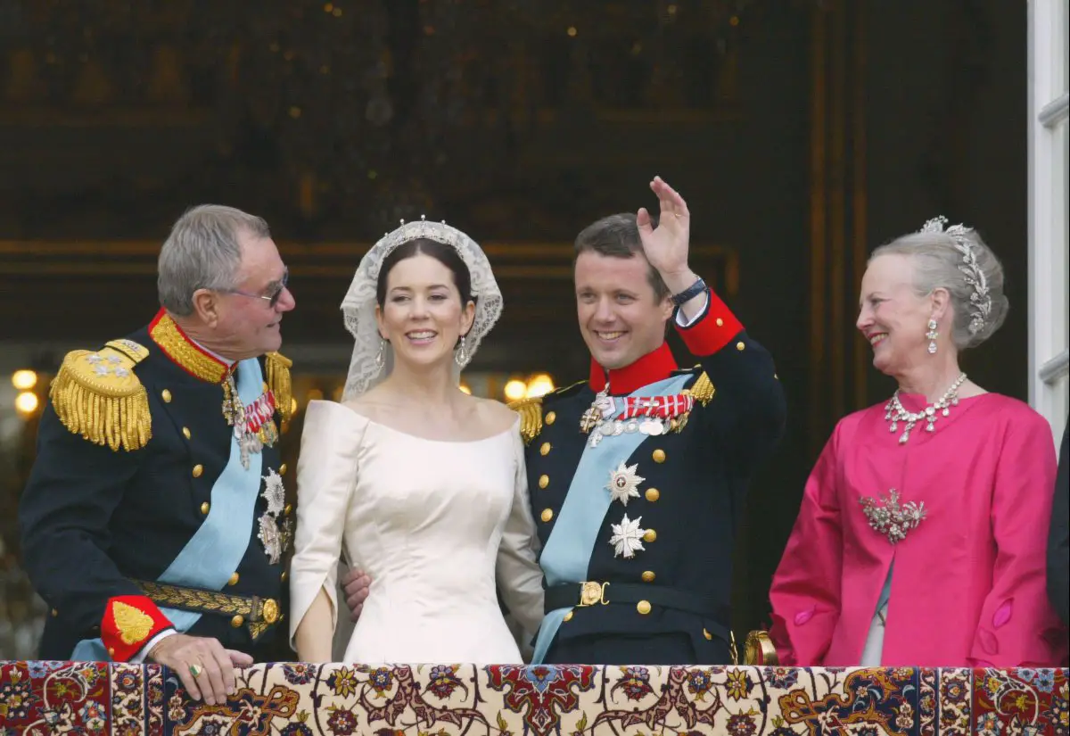 La Principessa Mary e il Principe Frederik di Danimarca, con la Regina Margherita II e il Principe Henrik, salutano il pubblico da un balcone di Amalienborg a Copenaghen il 14 maggio 2004 (Hounsfield-Klein-Zabulon/Abaca Press/Alamy)