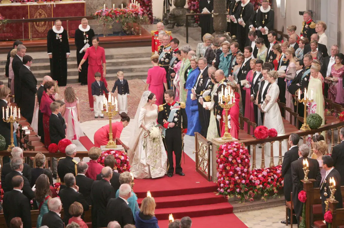 Il Principe Frederik e la Principessa Mary di Danimarca escono dalla cattedrale di Copenaghen dopo il loro matrimonio reale il 14 maggio 2004 (Abaca Press/Alamy)