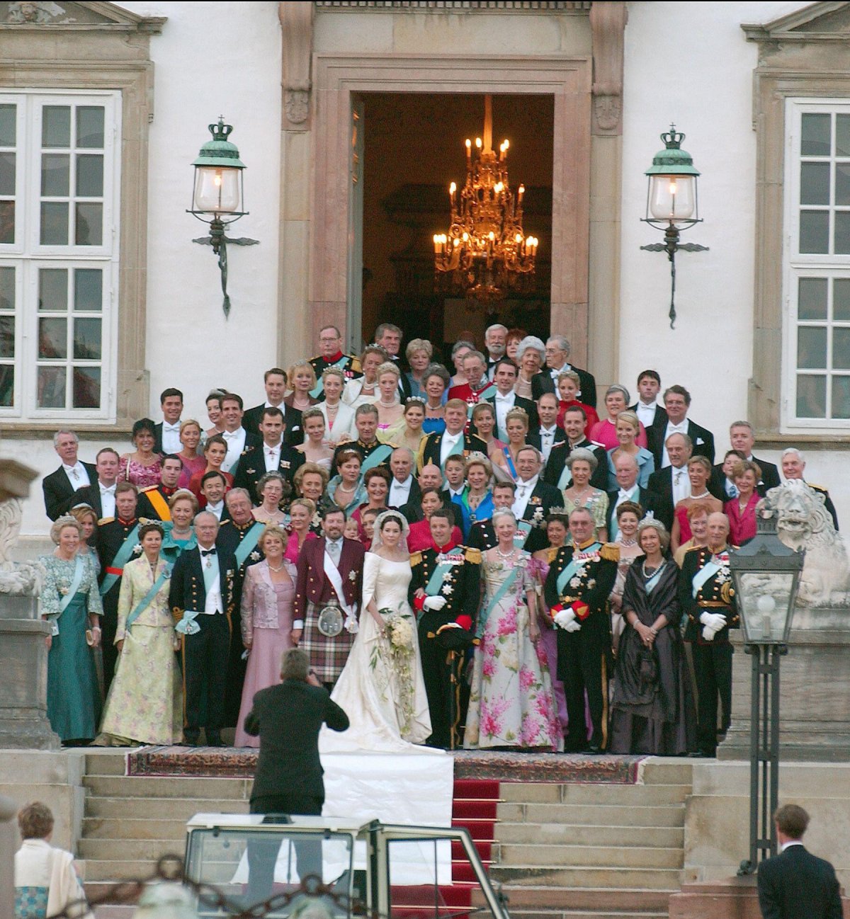 Il Principe Frederik e la Principessa Mary di Danimarca posano per una foto di matrimonio ufficiale con i loro ospiti reali al Palazzo di Fredensborg il 14 maggio 2004 (Hounsfield-Klein-Zabulon/Abaca Press/Alamy)