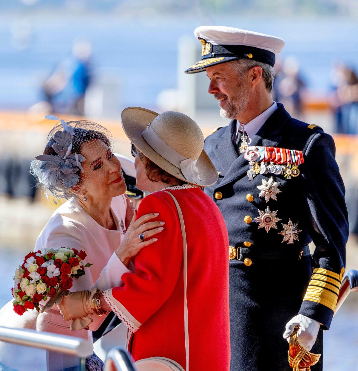 Il Re e la Regina di Danimarca vengono accolti dalla Regina di Norvegia prima di una cerimonia di benvenuto ufficiale a Oslo all'inizio della visita di stato danese in Norvegia il 14 maggio 2024 (Albert Nieboer/DPA Picture Alliance/Alamy)