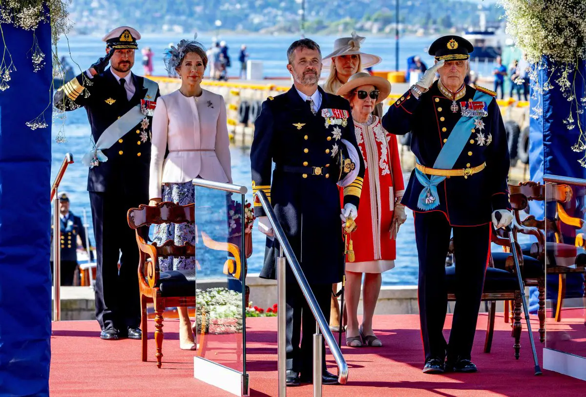 Il Re e la Regina di Danimarca sono ritratti con il Re e la Regina di Norvegia e il Principe Ereditario Haakon e la Principessa Ereditaria Mette-Marit durante una cerimonia di benvenuto ufficiale a Oslo all'inizio della visita di stato danese in Norvegia il 14 maggio 2024 (Albert Nieboer/DPA Picture Alliance/Alamy)