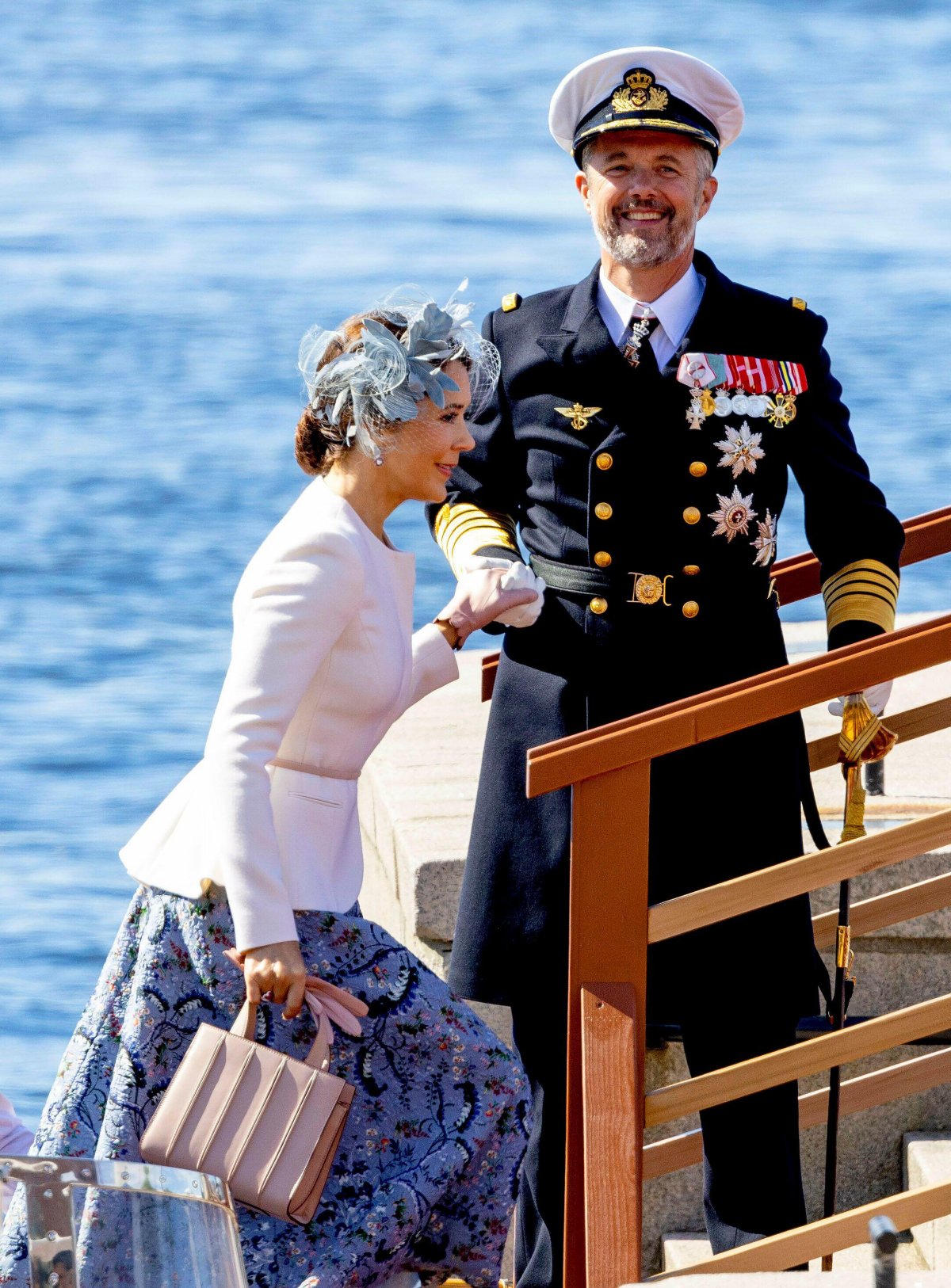 Il Re e la Regina di Danimarca arrivano al molo Honnørbrygga per una cerimonia di benvenuto ufficiale a Oslo all'inizio della visita di stato danese in Norvegia il 14 maggio 2024 (Albert Nieboer/DPA Picture Alliance/Alamy)