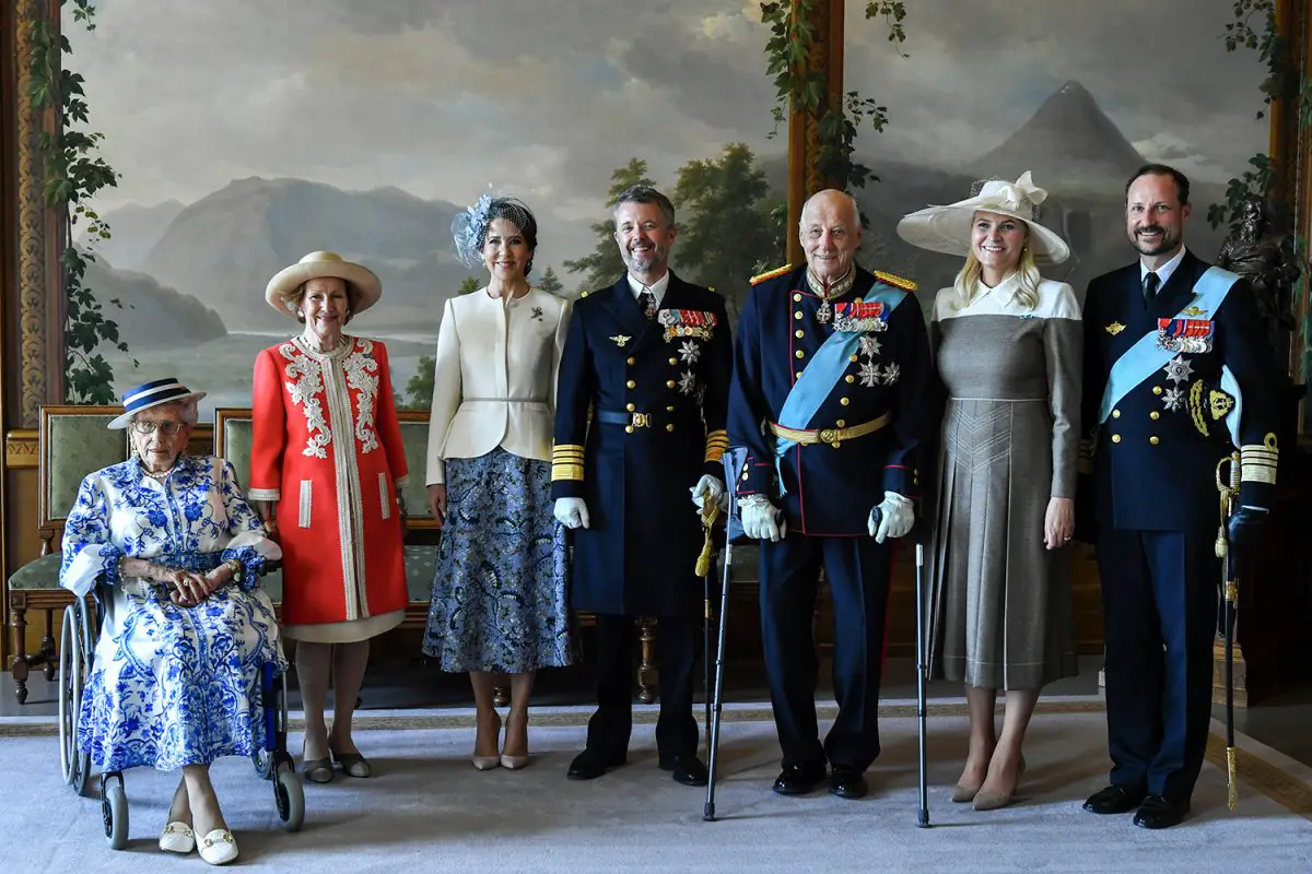 Il Re e la Regina di Norvegia, con il Principe Ereditario Haakon, la Principessa Ereditaria Mette-Marit e la Principessa Astrid, posano per una fotografia ufficiale con il Re e la Regina di Danimarca al Palazzo Reale di Oslo il 14 maggio 2024 (Kongehuset)