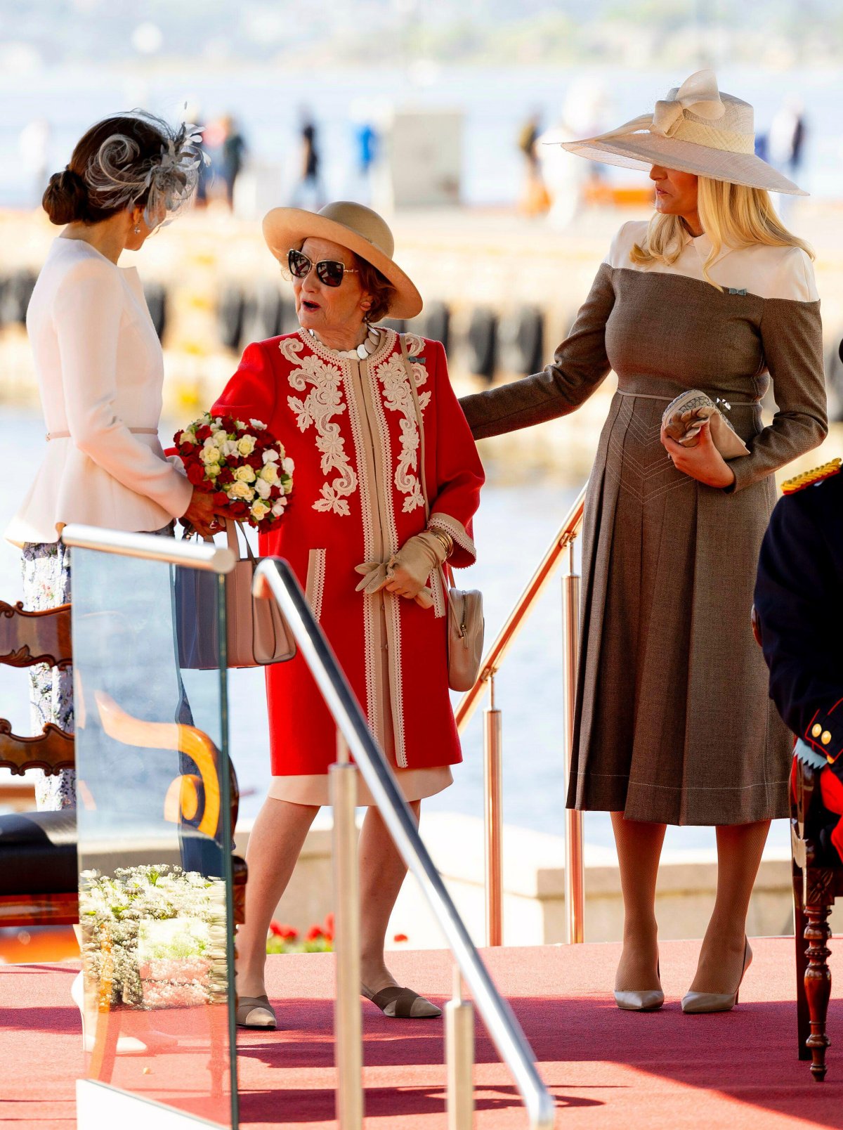 La Regina di Danimarca chiacchiera con la Regina di Norvegia e la Principessa Ereditaria Mette-Marit durante una cerimonia di benvenuto ufficiale a Oslo all'inizio della visita di stato danese in Norvegia il 14 maggio 2024 (Albert Nieboer/DPA Picture Alliance/Alamy)