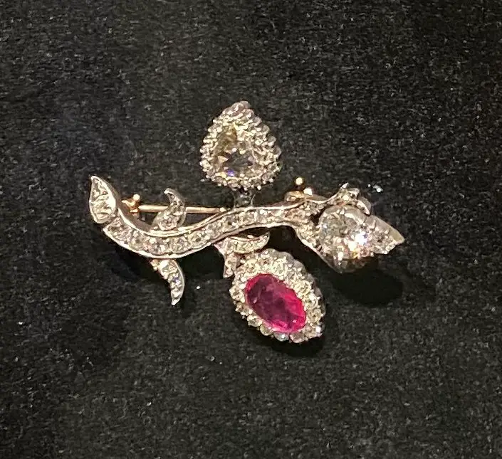 La spilla di diamante e spinello della Regina Lovisa è esposta al Museo Amalienborg, 2022 (Foto gentilmente condivisa dalla lettrice Kim)