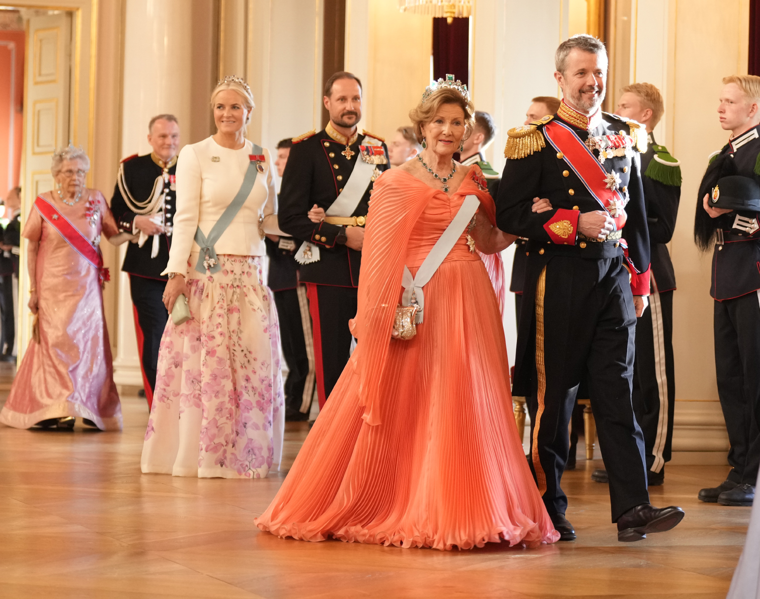 Il re e la regina di Norvegia, con il principe ereditario Haakon, la principessa ereditaria Mette-Marit e la principessa Astrid, ospitano un banchetto di stato al Palazzo Reale di Oslo per il re e la regina di Danimarca il 14 maggio 2024 (Kongehuset)