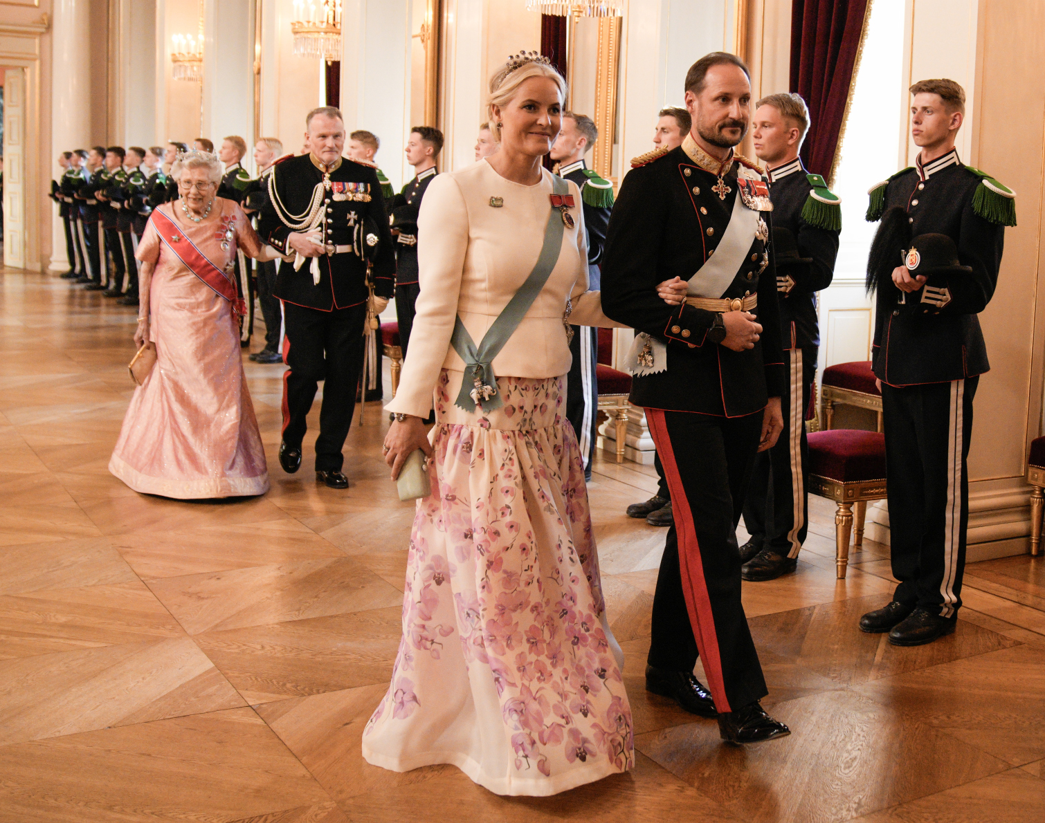 Il re e la regina di Norvegia, con il principe ereditario Haakon, la principessa ereditaria Mette-Marit e la principessa Astrid, ospitano un banchetto di stato al Palazzo Reale di Oslo per il re e la regina di Danimarca il 14 maggio 2024 (Kongehuset)