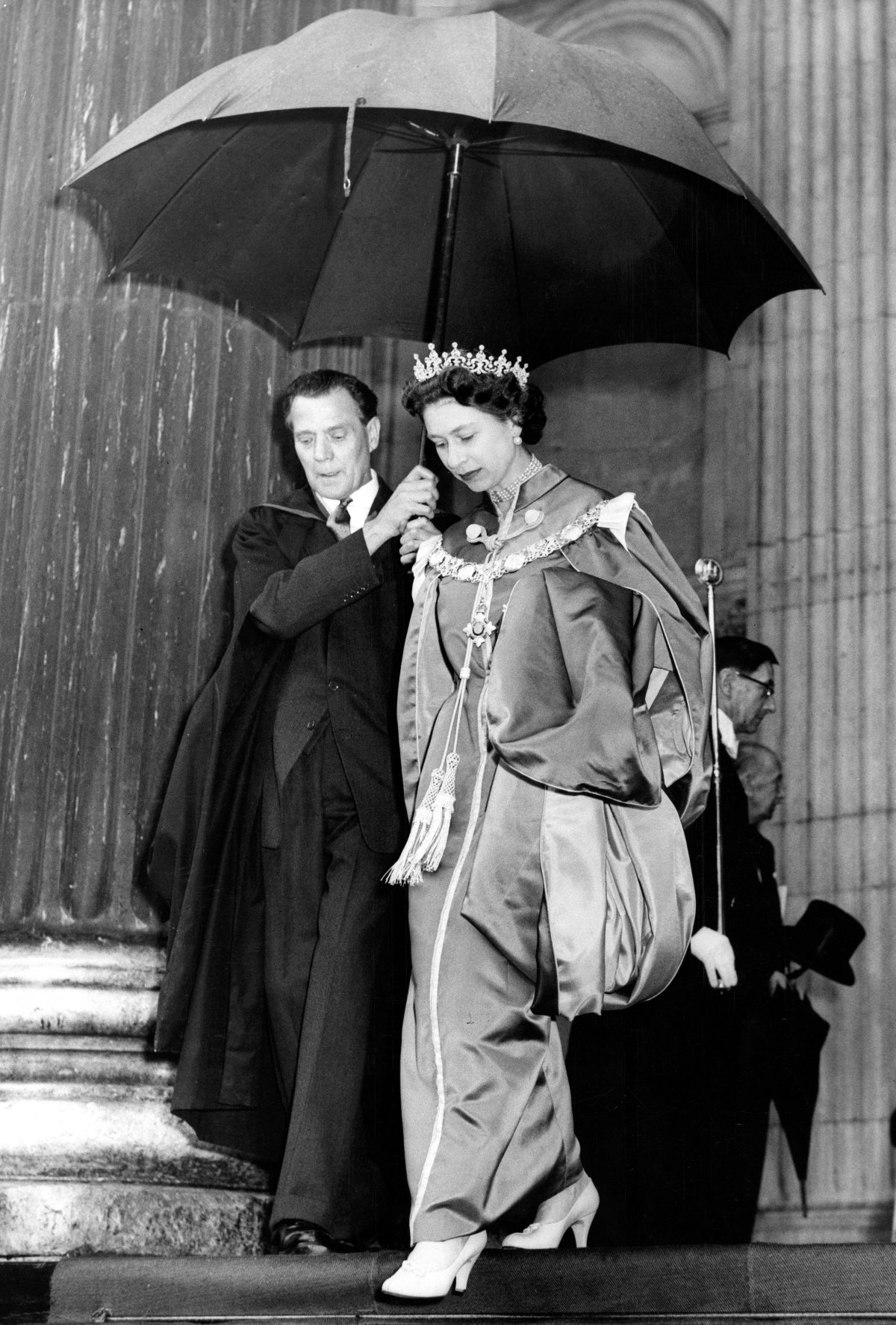 La Regina Elisabetta II del Regno Unito partecipa alla dedicazione della nuova cappella dell'Ordine dell'Impero Britannico presso la Cattedrale di St Paul a Londra il 20 maggio 1960 (Smith Archive/Alamy)