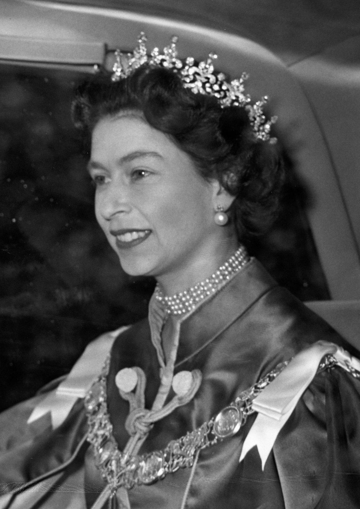 La Regina Elisabetta II del Regno Unito si allontana dopo la dedicazione della nuova cappella dell'Ordine dell'Impero Britannico presso la Cattedrale di St Paul a Londra il 20 maggio 1960 (PA Images/Alamy)