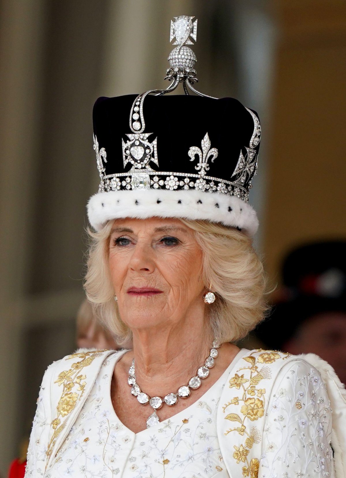 La Regina Camilla del Regno Unito è fotografata durante un saluto militare a Buckingham Palace a Londra dopo il coronamento presso l'Abbazia di Westminster il 6 maggio 2023 (Andrew Milligan/PA Images/Alamy)