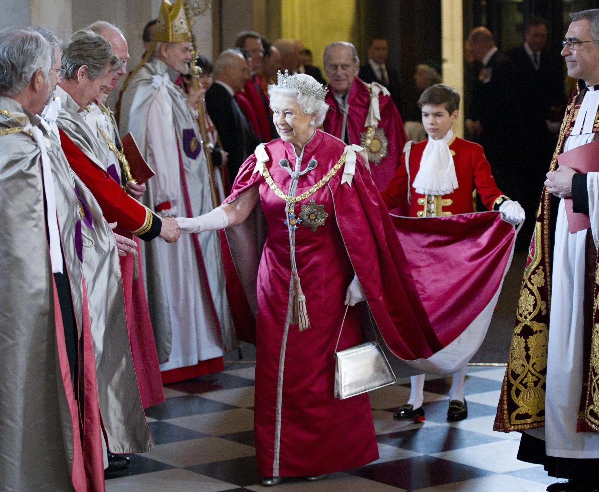 La Regina Elisabetta II del Regno Unito partecipa alla cerimonia per l'Ordine dell'Impero Britannico presso la Cattedrale di St Paul a Londra il 7 marzo 2012 (Geoff Pugh/Daily Telegraph/PA Images/Alamy)