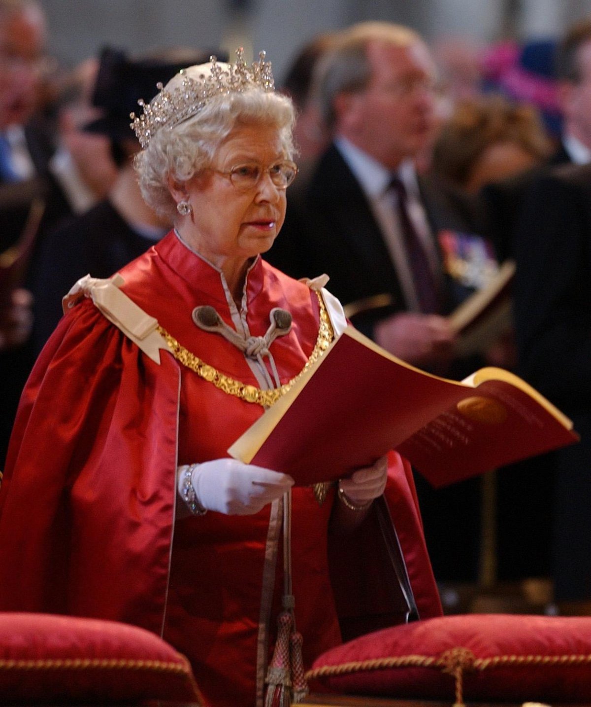 La Regina Elisabetta II del Regno Unito partecipa alla cerimonia per l'Ordine dell'Impero Britannico presso la Cattedrale di St Paul a Londra il 26 maggio 2004 (Kirsty Wigglesworth/PA Images/Alamy)