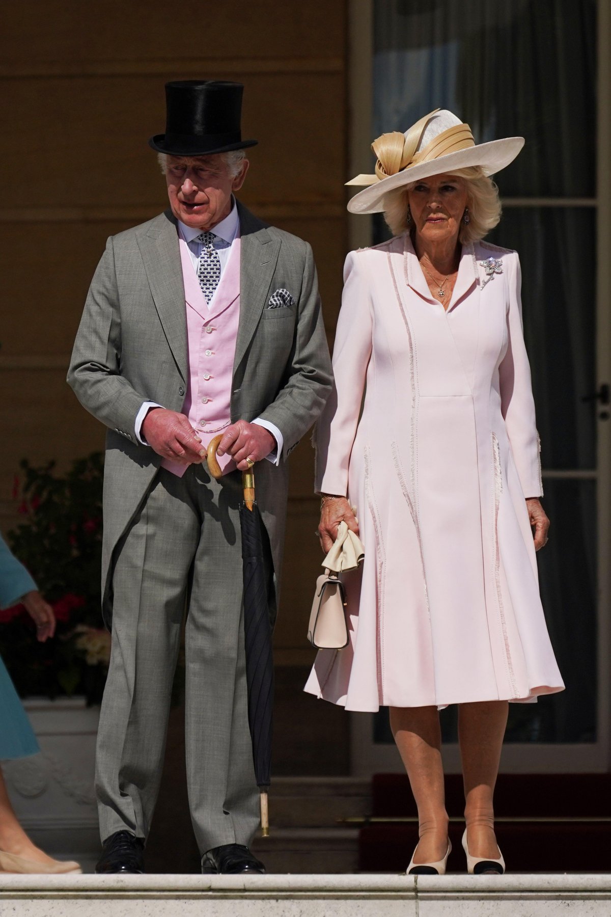 Il Re Carlo III e la Regina Camilla del Regno Unito partecipano a una festa in giardino presso Buckingham Palace a Londra il 15 maggio 2024 (Yui Mok/PA Images/Alamy)