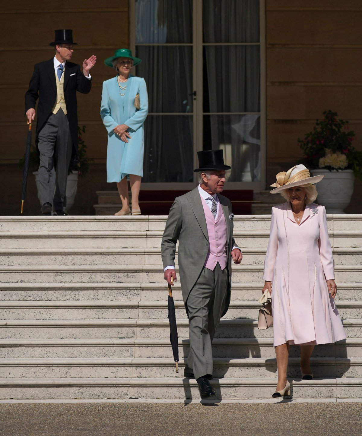 Il Re Carlo III e la Regina Camilla del Regno Unito, insieme al Duca di Edimburgo e alla Duchessa di Gloucester, partecipano a una festa in giardino presso Buckingham Palace a Londra il 15 maggio 2024 (Yui Mok/PA Images/Alamy)