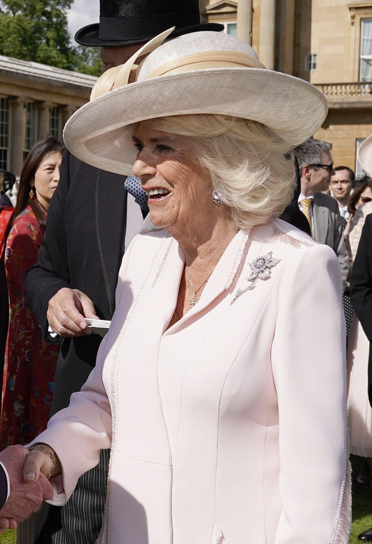 La Regina Camilla del Regno Unito partecipa a una festa in giardino presso Buckingham Palace a Londra il 15 maggio 2024 (Aaron Chown/PA Images/Alamy)