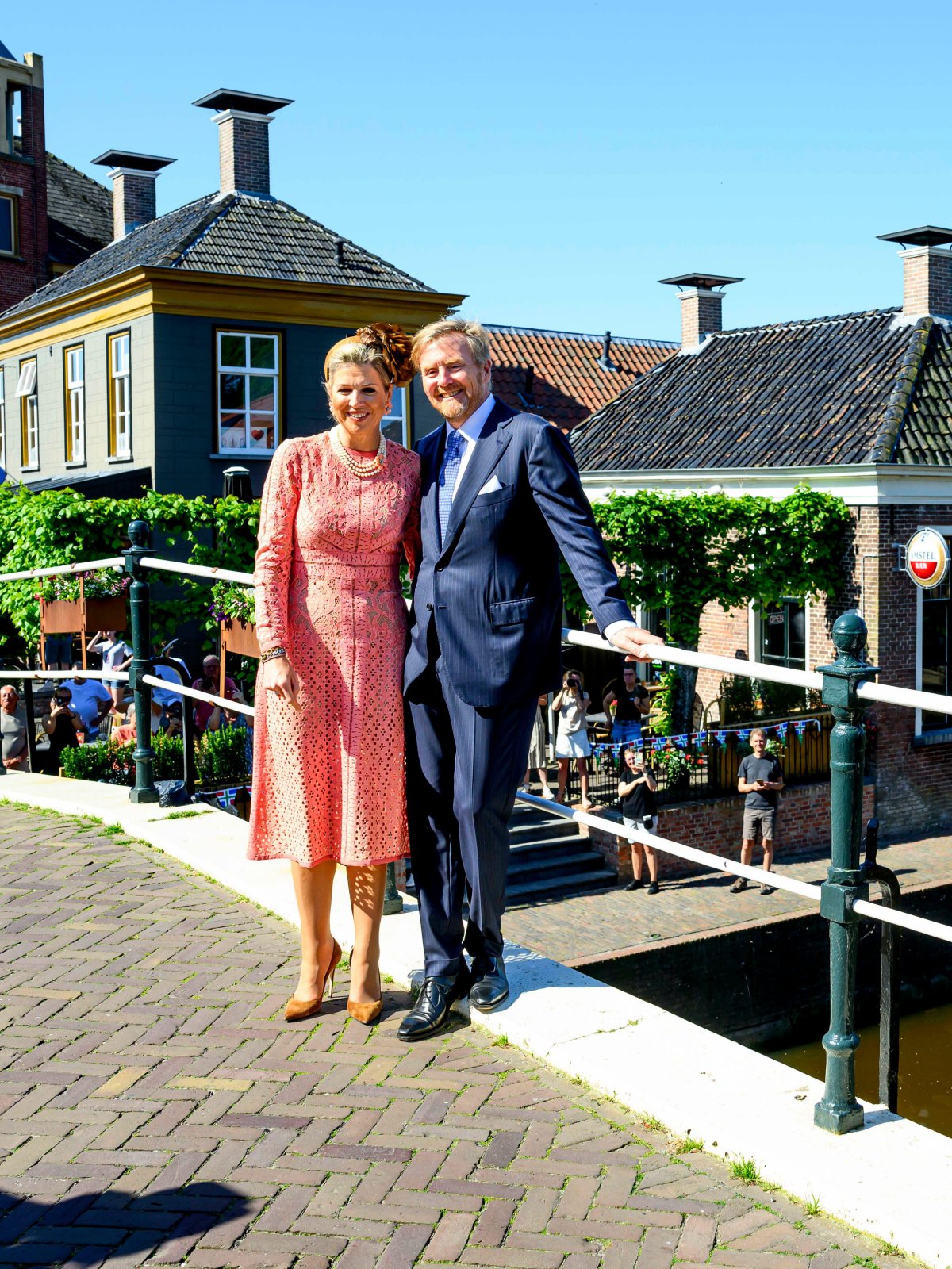 Il Re e la Regina dei Paesi Bassi durante una visita regionale a Het Hogeland il 14 maggio 2024 (Albert Nieboer/DPA Picture Alliance/Alamy)