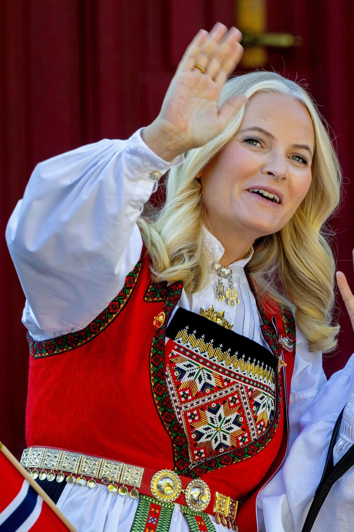 La Principessa Ereditaria Mette-Marit di Norvegia celebra il Giorno Nazionale nella tenuta Skaugum ad Asker il 17 maggio 2024 (Albert Nieboer/DPA Picture Alliance/Alamy)