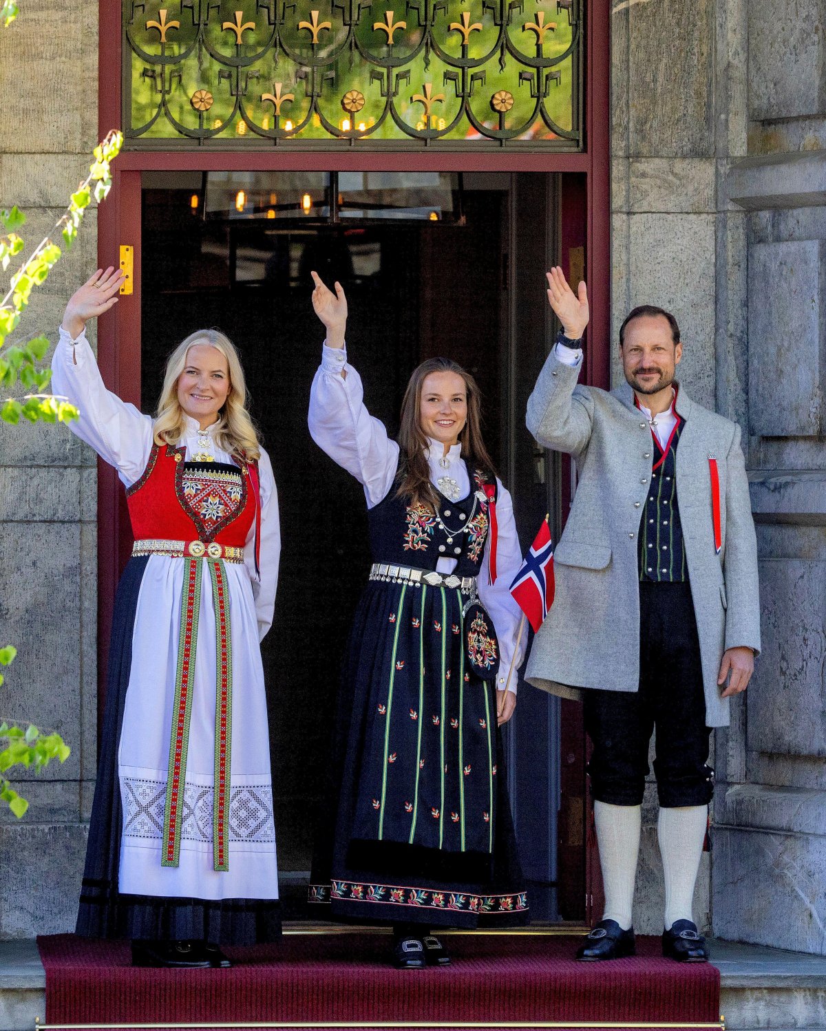 Il Principe Ereditario Haakon, la Principessa Ereditaria Mette-Marit e la Principessa Ingrid Alexandra di Norvegia celebrano il Giorno Nazionale nella tenuta Skaugum ad Asker il 17 maggio 2024 (Albert Nieboer/DPA Picture Alliance/Alamy)