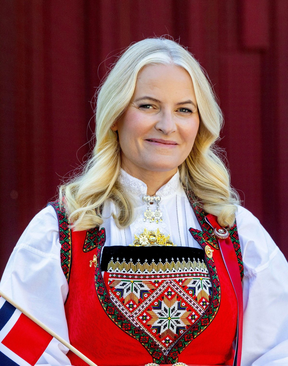 La Principessa Ereditaria Mette-Marit di Norvegia celebra il Giorno Nazionale nella tenuta Skaugum ad Asker il 17 maggio 2024 (Albert Nieboer/DPA Picture Alliance/Alamy)