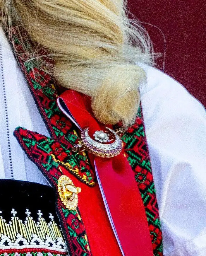 La Principessa Ereditaria Mette-Marit di Norvegia celebra il Giorno Nazionale nella tenuta Skaugum ad Asker il 17 maggio 2024 (Albert Nieboer/DPA Picture Alliance/Alamy)