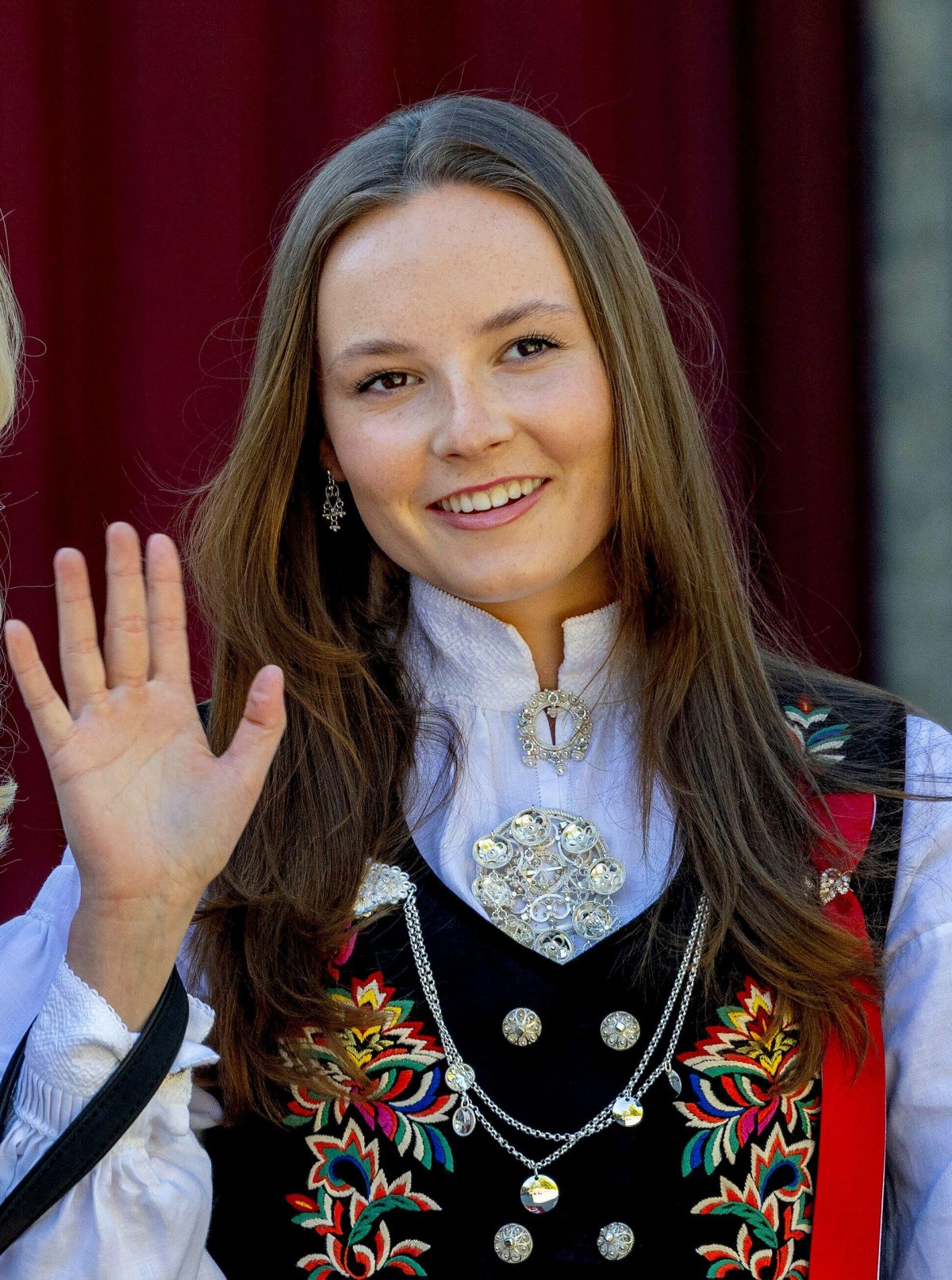 La Principessa Ingrid Alexandra di Norvegia celebra il Giorno Nazionale nella tenuta Skaugum ad Asker il 17 maggio 2024 (Albert Nieboer/DPA Picture Alliance/Alamy)