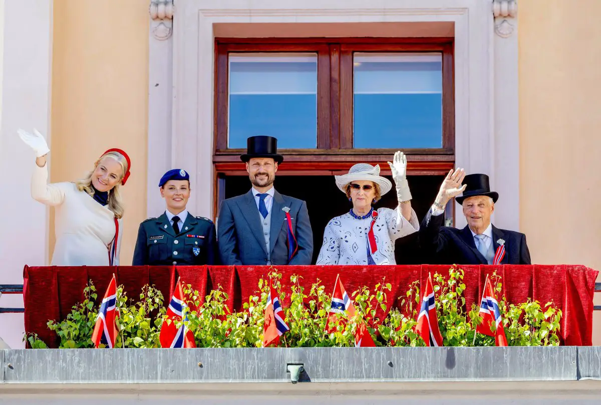 Il Re Harald V e la Regina Sonja di Norvegia, con il Principe Ereditario Haakon, la Principessa Ereditaria Mette-Marit e la Principessa Ingrid Alexandra, celebrano il Giorno Nazionale al Palazzo Reale di Oslo il 17 maggio 2024 (Albert Nieboer/DPA Picture Alliance/Alamy)