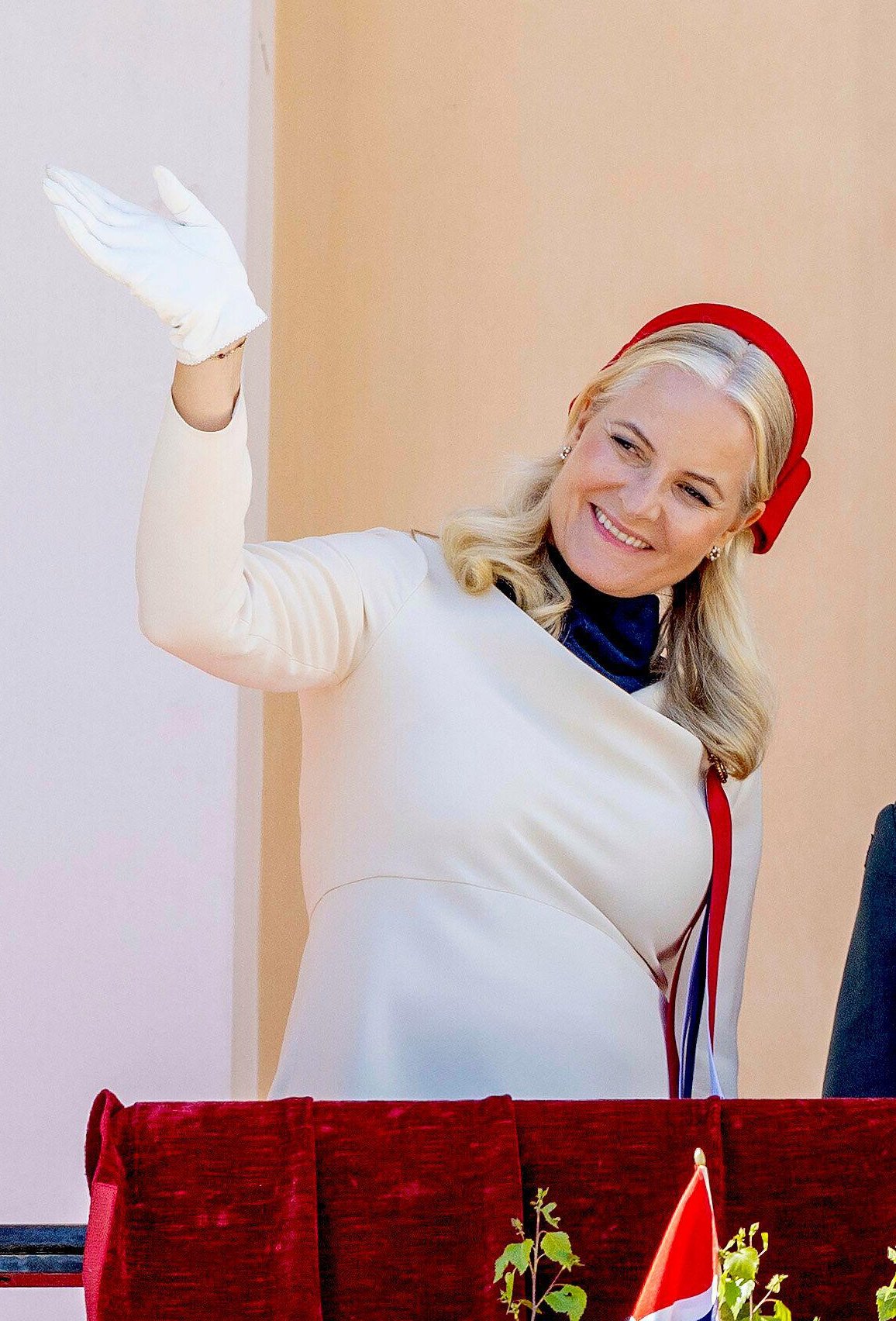 La Principessa Ereditaria Mette-Marit di Norvegia celebra il Giorno Nazionale al Palazzo Reale di Oslo il 17 maggio 2024 (Albert Nieboer/DPA Picture Alliance/Alamy)