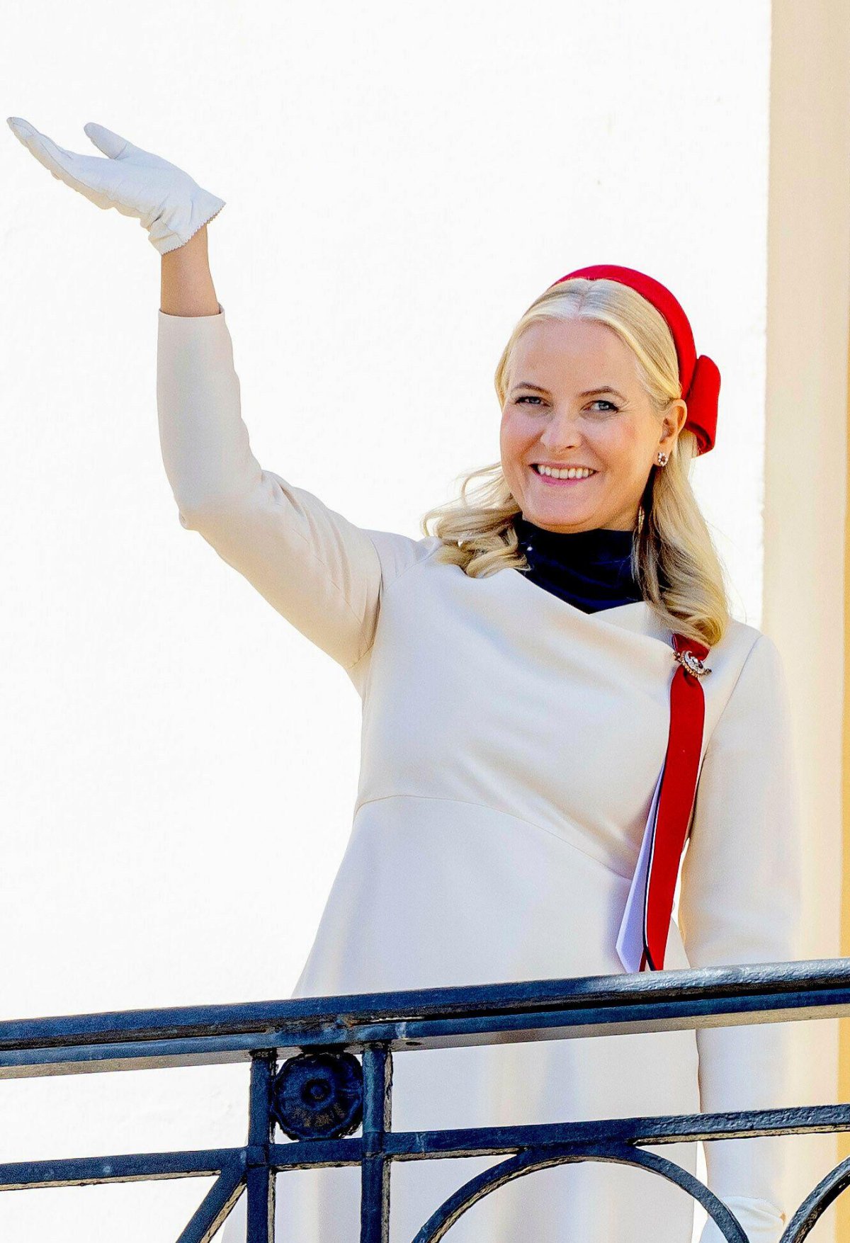 La Principessa Ereditaria Mette-Marit di Norvegia celebra il Giorno Nazionale al Palazzo Reale di Oslo il 17 maggio 2024 (Albert Nieboer/DPA Picture Alliance/Alamy)