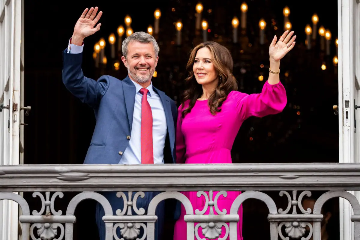 Il Re Frederik X e la Regina Mary di Danimarca salutano dalla terrazza del Palazzo Frederik VIII ad Amalienborg durante le celebrazioni del suo compleanno il 26 maggio 2024 (Ida Marie Odgaard/Ritzau Scanpix/Alamy)